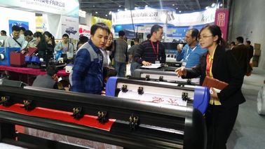 China Máquina del trazador del cortador de la publicidad de poco ruido con el rodillo de alimentación de la arena proveedor
