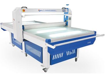 China Máquina plana de la laminación de la foto de la señalización retroiluminada para laminar del tablero del PVC proveedor